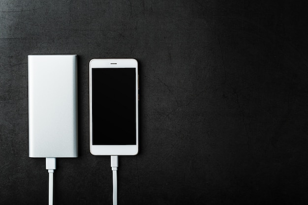 Power Bank ładuje twój smartfon. Uniwersalna zewnętrzna bateria dla gadżetów, wolnego miejsca i minimalistycznego składu.