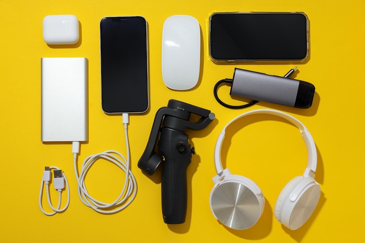 Zdjęcie power bank z gadżetami na żółtym tle