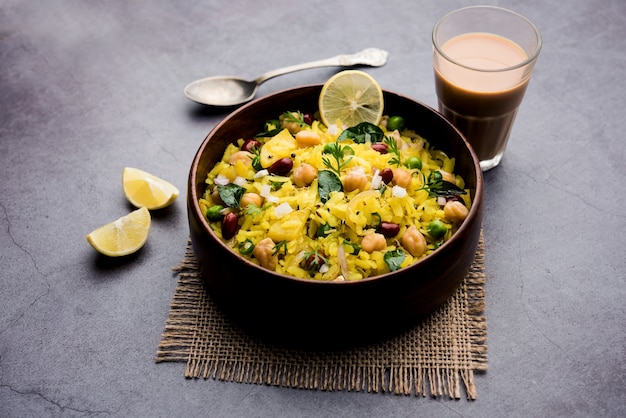 Power Kabuli Chana Poha lub Protein Rich Choley Pohe, popularny Maharashtrian, indyjski przepis na śniadanie, selektywne skupienie