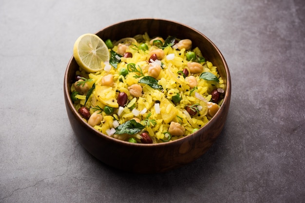 Power Kabuli Chana Poha lub Protein Rich Choley Pohe, popularny Maharashtrian, indyjski przepis na śniadanie, selektywne skupienie