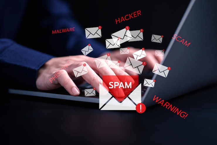 Zdjęcie powiadomienie o ostrzeżeniu osoby z ikoną wiadomości spam na telefonie komórkowym