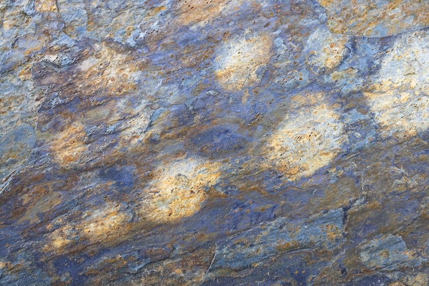 Powierzchnia kamiennego łupka w naturalnych odcieniach z teksturą w stylu rustykalnym