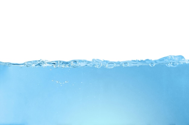 Powierzchnia świeżej wody z rozbryzgami i bąbelkami powietrza