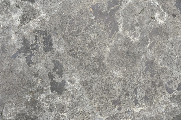 powierzchnia szarej cementowej podłogi łuszczy się z farby. szary cement staje się widoczny.