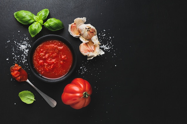 Powierzchnia Włoskiego Jedzenia Z Warzywami I Sosem Pomidorowym Na Ciemnej Powierzchni