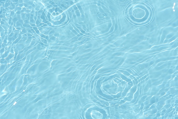 Powierzchnia wody Niebieskie fale wody na powierzchni fale niewyraźne rozmyte rozmyte nieprzezroczyste niebieskie kolory
