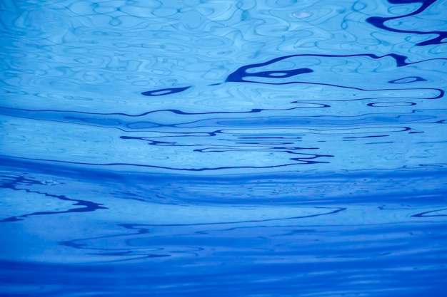 Powierzchnia wody pod wodą, tło wody na powierzchni basenu