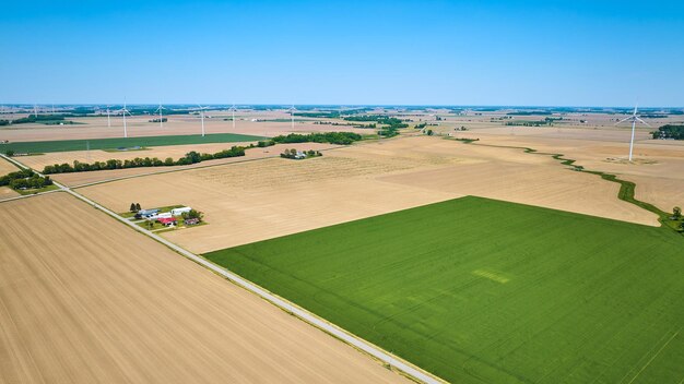 Powietrzna farma wiatrowa na jałowych gruntach rolnych z przeważnie pustymi polami i niektórymi zielonymi uprawami
