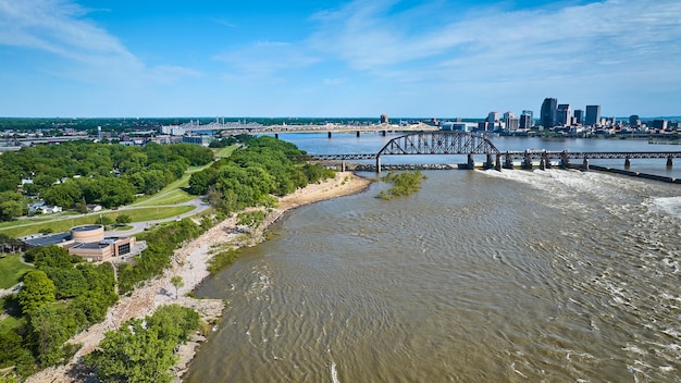 Powietrzna letnia linia brzegowa z odległym brązowym mostem łukowym nad zaporą rzeki Ohio Louisville Kentucky