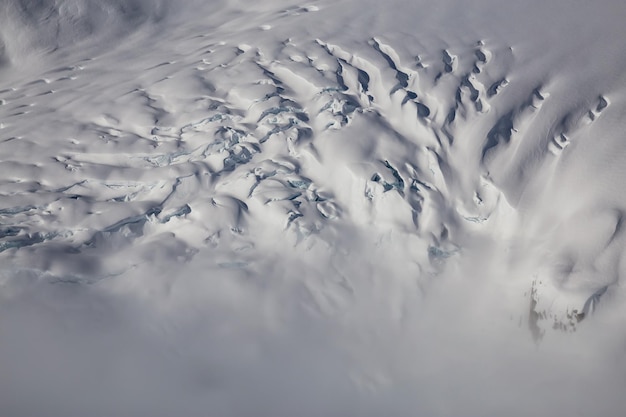 Powietrzne góry krajobrazowe pokryte śniegiem kanadyjskiej przyrody w tle