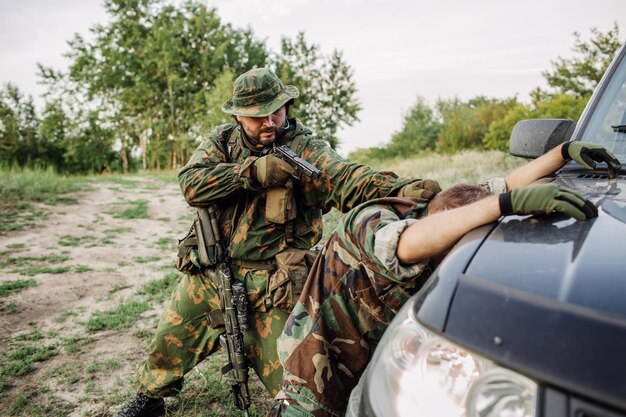 Powietrznodesantowa piechota spadochroniarzy w lesie