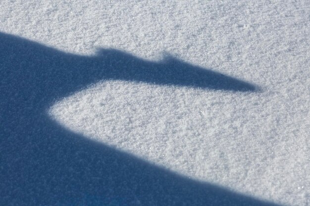 Powietrzny krajobraz białego śniegu tworzącego graficzną grę tekstur światła i cieni