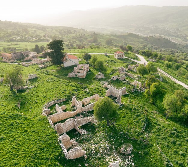 Powietrzny krajobraz, stara opuszczona wioska z kamiennymi budynkami w ruinach