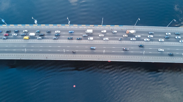 Powietrzny Odgórny Widok Bridżowy Drogowy Samochodu Ruch Drogowy Wiele Samochody Od Above, Miasto Transportu Pojęcie