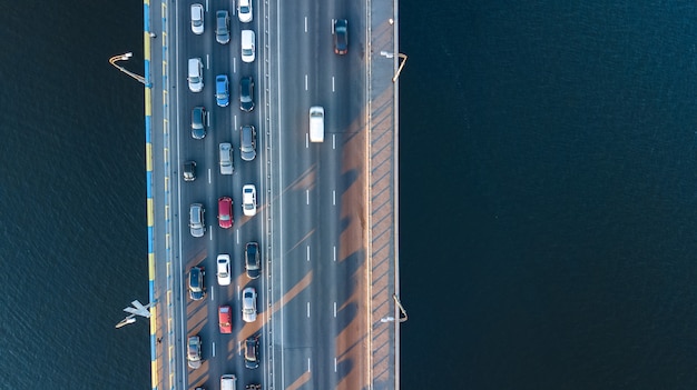 Powietrzny odgórny widok bridżowy drogowy samochodu ruchu drogowego dżem wiele samochody od above, miasto transportu pojęcie