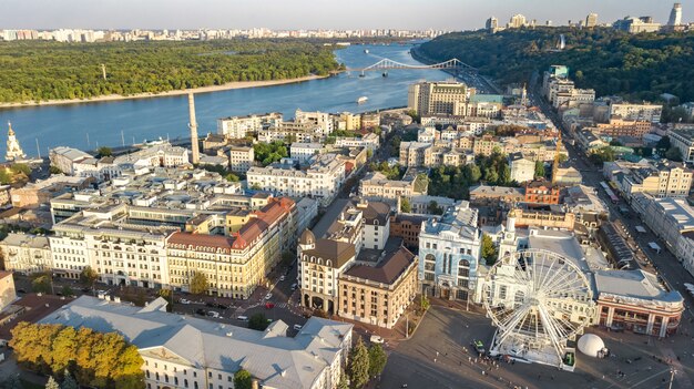 Powietrzny odgórny widok Kijów pejzaż miejski, Podol dziejowa gromadzka linia horyzontu od above, miasto Kijów, Ukraina