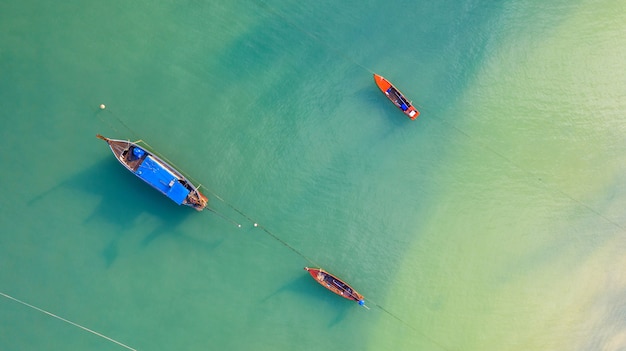 Powietrzny odgórny widok, łódź rybacka, Turystyczna łódź unosi się na płytkim jasnym morzu