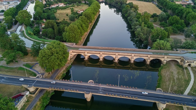 Zdjęcie powietrzny odgórny widok rzeka, kanał du midi i mosty od above, beziers miasteczko, południowy francja