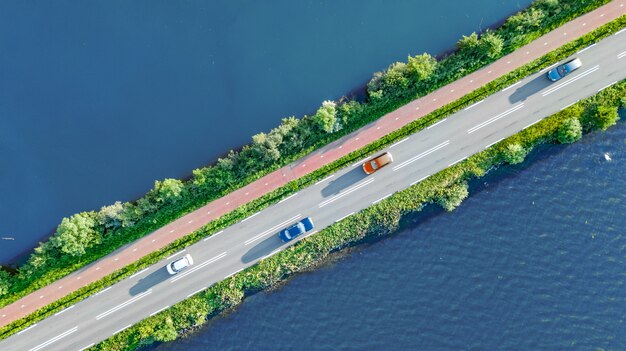 Powietrzny Trutnia Widok Autostrady Droga I Kolarstwo ścieżka Na Polder Tamie, Samochody Kupczą Od Above, Północny Holandia, Holandie