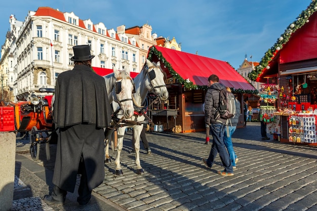 Powóz konny na Rynku Starego Miasta w Pradze