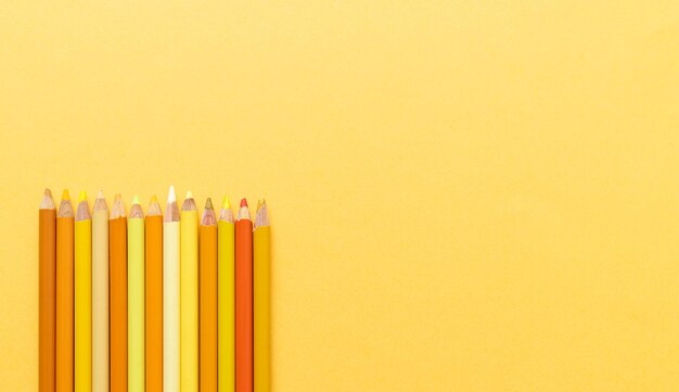 Powrót do klasy Kolorowe ołówki na żółtym tle Kopiowanie przestrzeni Górny widok
