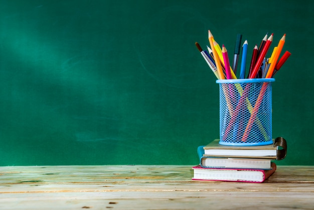 Powrót do koncepcji szkoły. kolorowy ołówek i materiały na drewnianym stole