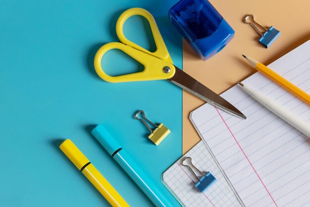 Zdjęcie powrót do koncepcji szkoły lub edukacji widok z góry kolorowy papier nożyczki ołówki malują i różne przybory szkolne koncepcja edukacji i rzemiosła