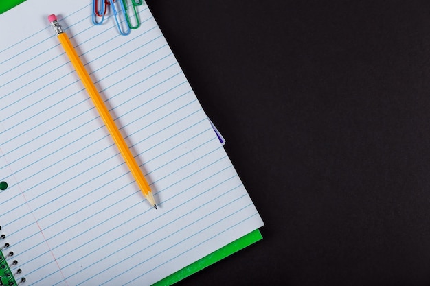 Powrót do koncepcji szkoły pusty notatnik ołówek pióro linijka i nożyczki notatnik i ołówek na czarnym b