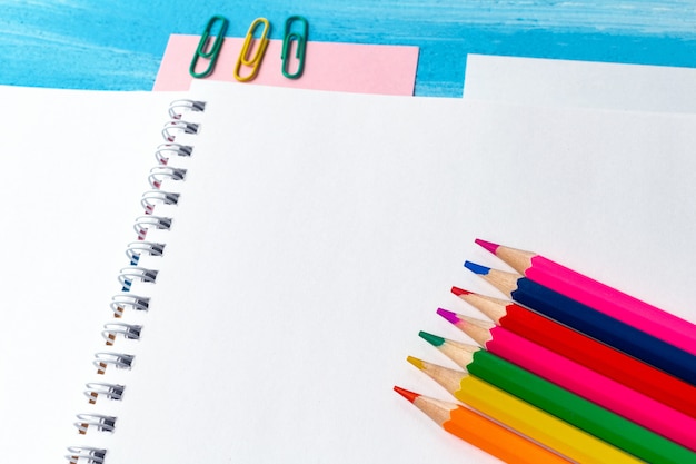 Powrót do koncepcji szkoły z artykułami biurowymi: długopisy, ołówki, pędzle, pisaki, markery, spinacze do papieru