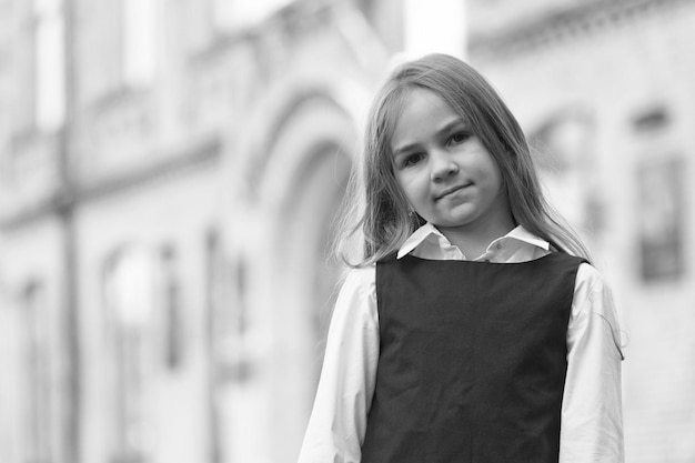 Powrót do szkolnego wyglądu Małe dziecko nosi szkolny mundurek Elegancki wygląd małej dziewczynki Moda dress code Salon piękności 1 września Dzień wiedzy Formalna edukacja Ubieranie się do szkolnej przestrzeni kopii