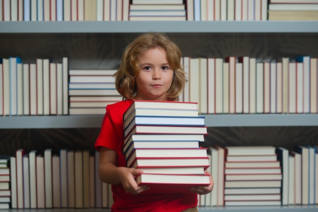 Powrót do szkoły chłopiec czytający książkę w bibliotece rozwój dzieci uczy się czytać książki do czytania dla uczniów