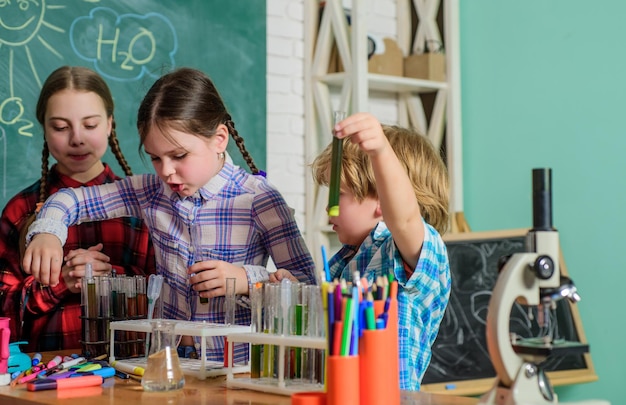Zdjęcie powrót do szkoły edukacyjne dzieci naukowcy przeprowadzający eksperymenty w laboratorium uczniowie w klasie chemii szkolne laboratorium chemii szczęśliwe dzieci sprytne nastolatki wykonujące zadanie szkolne