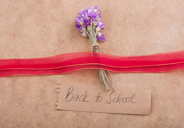 Powrót do szkoły napis z bukietem kwiatów