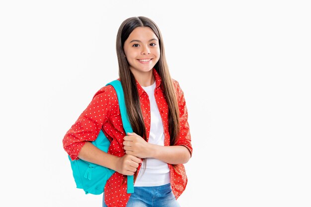 Powrót do szkoły Nastolatka uczennica w mundurku szkolnym z torbą Dzieci w wieku szkolnym na białym, odizolowanym tle studia Portret szczęśliwej uśmiechniętej nastoletniej dziewczyny