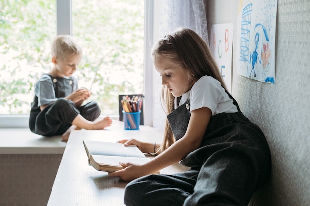 Powrót do szkoły nauka w domu online nauka w domu kwarantanna online nauka edukacja dzieci w wieku szkolnym