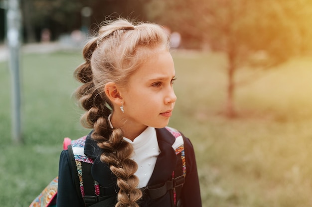 Powrót Do Szkoły Portret Twarz Mała Szczęśliwa Uczennica Uczennica Osiem Lat W Modnym Mundurze Z Plecakiem I Fryzurą Obszerny Warkocz Gotowy Do Drugiej Klasy Pierwszy Dzień Szkoły Podstawowej