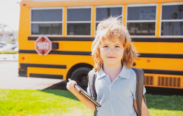 Powrót Do Szkoły Szczęśliwe Dziecko W Pobliżu Szkolnego Autobusu ładny Szkolny Chłopiec Potrait