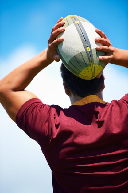 Powrót rugby i mężczyzna z grą w piłkę i fitnessem z ćwiczeniami i treningiem Profesjonalny gracz i sportowiec z treningiem do meczu i sportem z pewnością siebie i dobrym samopoczuciem