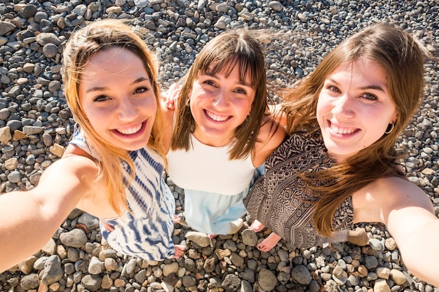 Powyżej śmieszne Zdjęcie Selfie Grupy Przyjaciółek Bawiących Się Razem W Przyjaźni, Ciesząc Się Zajęciami Rekreacyjnymi Na świeżym Powietrzu Duży Uśmiech I Szczęście Styl życia Młodych Ludzi Cieszący Się Słonecznym Dniem