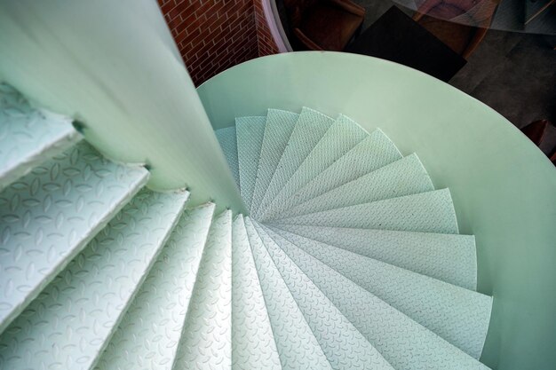 Powyżej stalowych okrągłych spiralnych okrągłych zielonych schodów