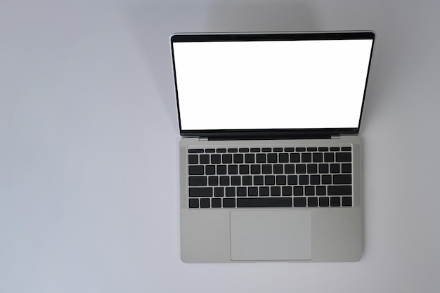 Powyżej widok makiety laptopa z pustym ekranem na białym tle