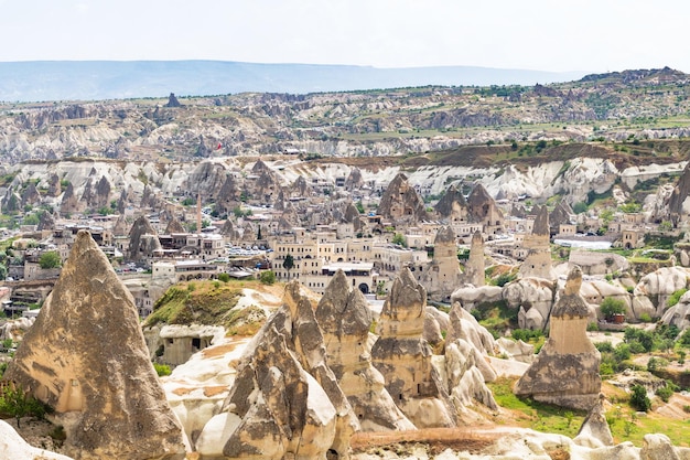 Powyżej widok miasta Göreme w Kapadocji