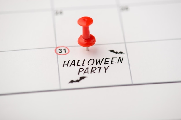 Powyżej Zdjęcie Daty Etykiety 31 Października Z Napisem Halloween Party Dwa Nietoperze I Czerwoną Szpilką Na Białym Tle Na Tle Kalendarza