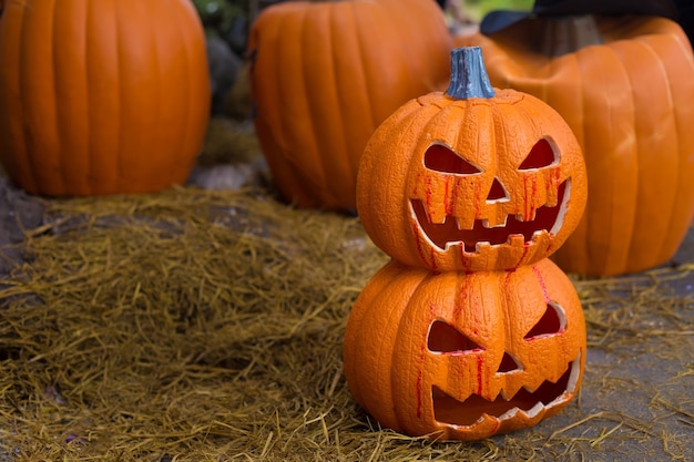 Pożądana latarnia z głową dyni jest ozdobiona przerażającym motywem w święta Halloween