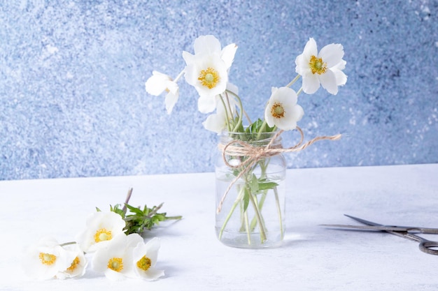 Pozdrowienia z bukietem kwiatów anemonów z wiosną na dzień matki lub 8 marca