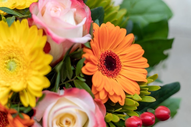 Pozdrowienia z okazji rocznicy lub koncepcji Dnia Matki Zamknij si? kolorowy ?wie?y wiosenny bukiet kwiatów z gerbera i ró?owe ró?e