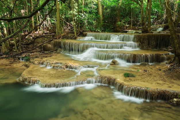 Poziom 6 Wodospadu Huay Mae Kamin W Parku Narodowym Khuean Srinagarindra, Kanchanaburi, Tajlandia