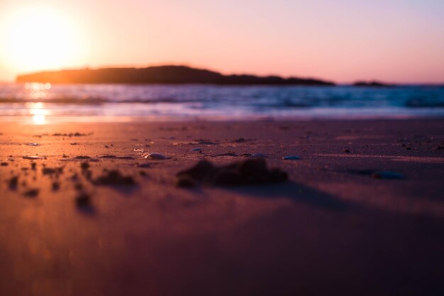 Poziom powierzchni plaży w porównaniu z niebem podczas zachodu słońca