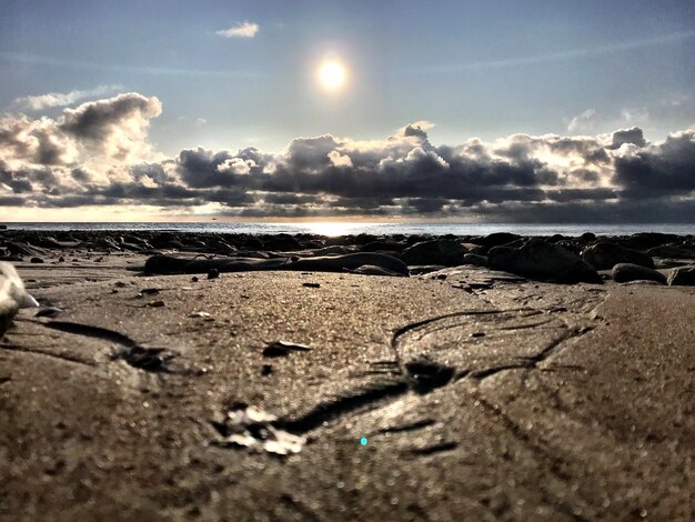 Zdjęcie poziom powierzchni plaży w porównaniu z niebem