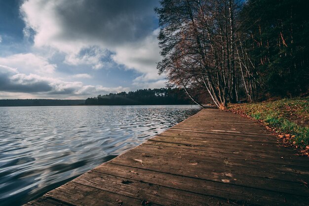 Poziom Powierzchni Promenady W Jeziorze Na Tle Nieba